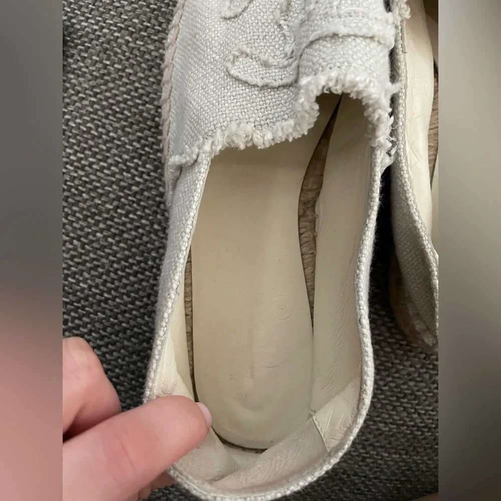 Excellent Condition Chanel White & Black Size 5 Espadrilles. 💕